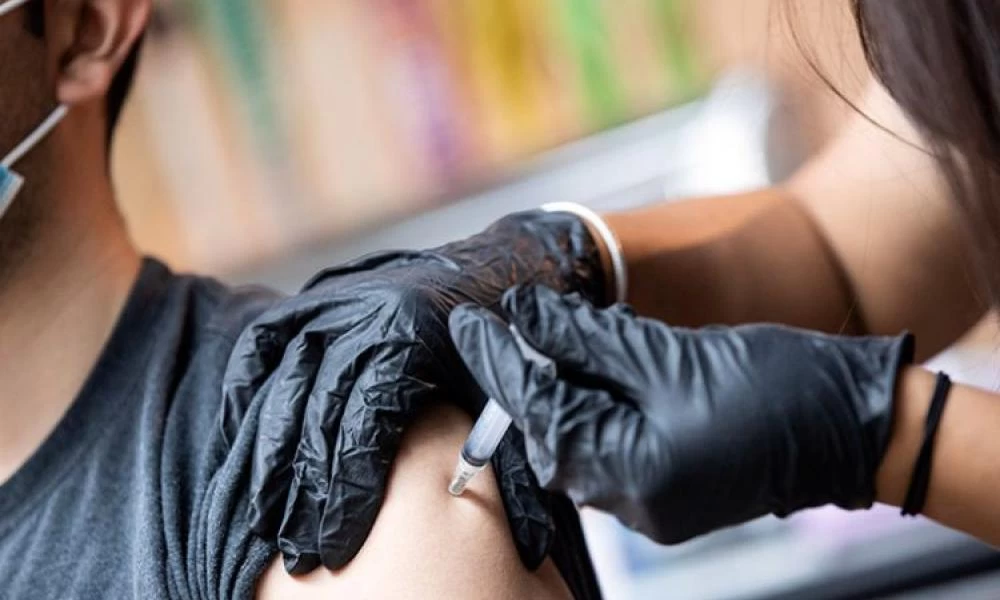 Κορονοϊός: Για ποιο λόγο το εμβόλιο γίνεται στο μπράτσο;